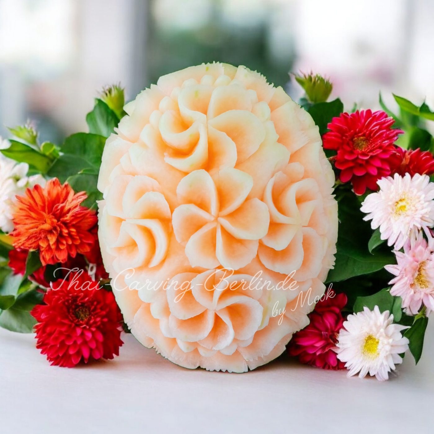 Frangipani auf ganzer Wassermelone oder Melone